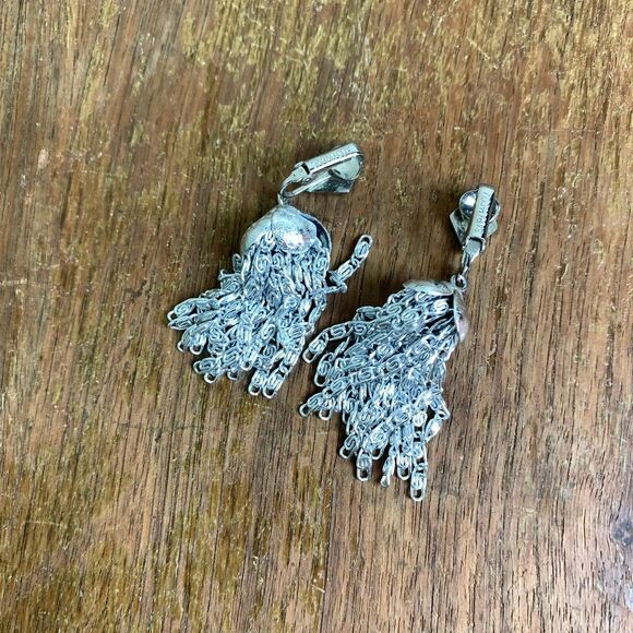 Vintage 1960s Sarah Coventry Silver tone Scroll link tassel clip on earrings - Picture 2 of 6